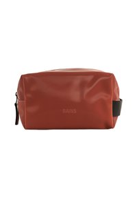 Neceser impermeable rojo con una superficie lisa y brillante, forma rectangular, cremallera negra y marca en relieve en la parte frontal.