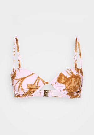 Rožinė bikini viršus su rudu gėlių raštu, reguliuojamomis petnešėlėmis ir auksinės spalvos užsegimu centre, puikuojantis tekstūruotu audiniu.