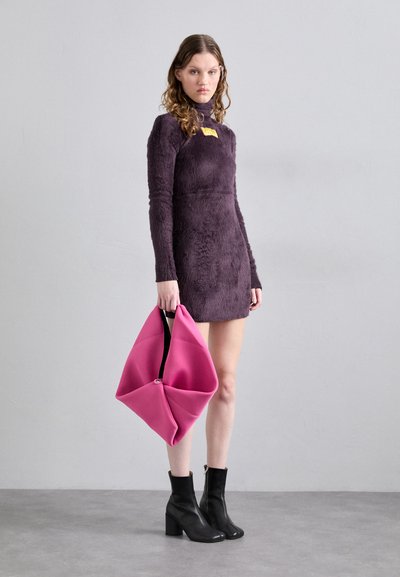 MM6 Maison Margiela CLASSIC JAPANESE HANDBAG - Kandekott - carmine rose