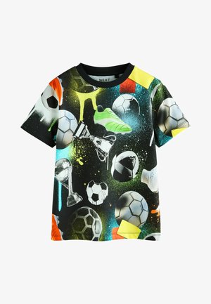 Camiseta de manga corta con un colorido estampado gráfico de pelotas de fútbol, botas de fútbol y trofeos sobre un fondo oscuro. Fabricada con un tejido ligero.