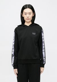 Czarna bluza z kapturem o miękkiej fakturze, z logo EA7 na piersi oraz wyrazistym napisem graficznym na rękawach w kolorze białym i fioletowym.