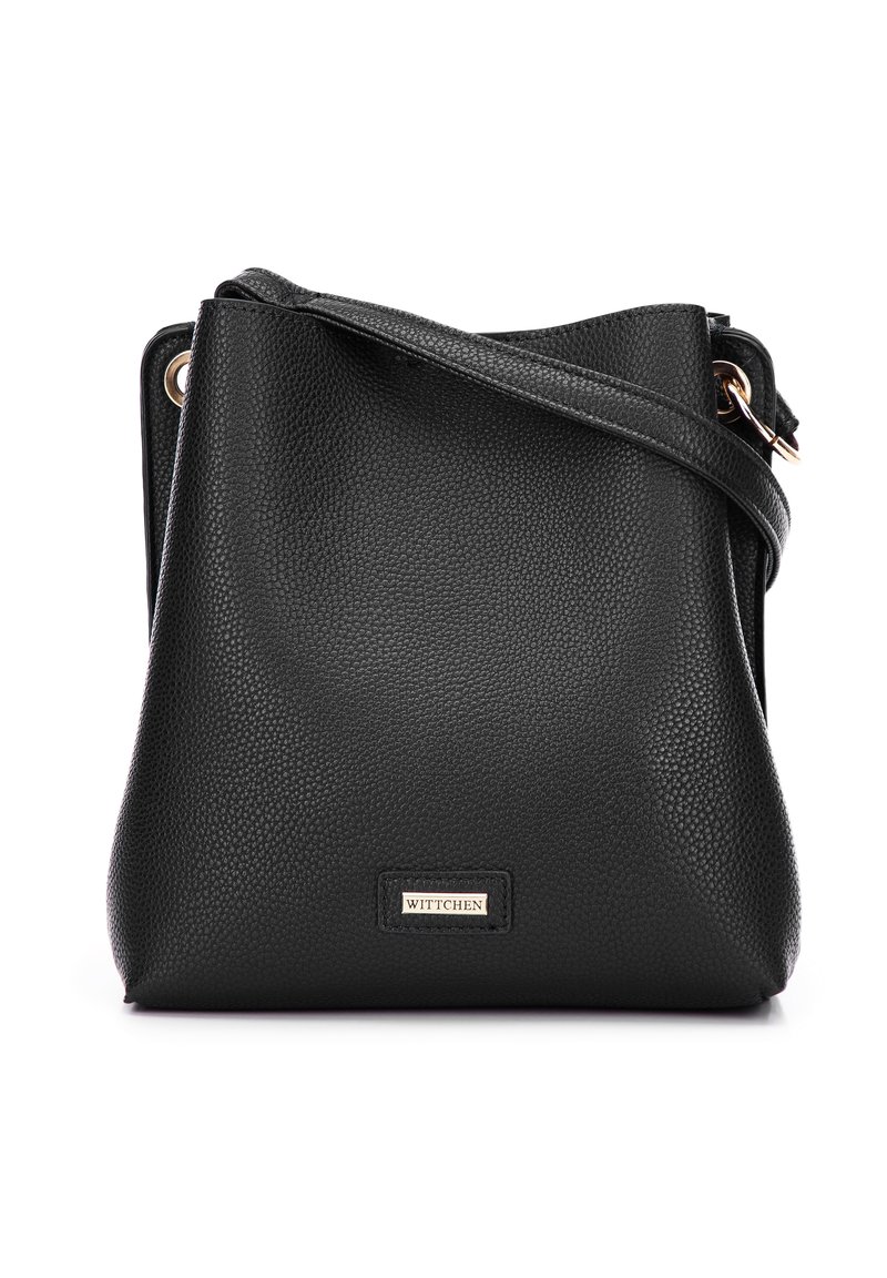 Czarna torebka crossbody z teksturowanej skóry, z regulowanym paskiem i złotymi akcentami, z małą prostokątną metką marki Wittchen.