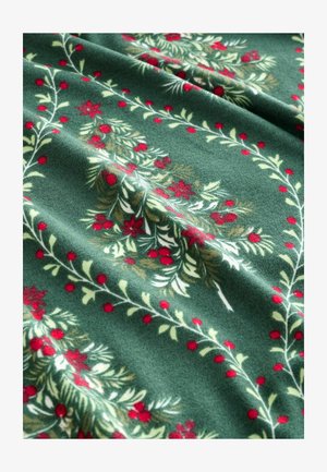 Grüner Fleece-Stoff mit einem floralen Muster aus roten Beeren und Blumen, akzentuiert durch hellgrüne Blätter und Zweige.