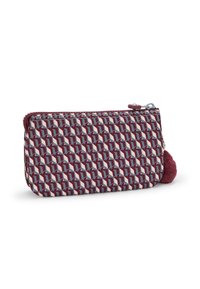 Kapsička na zip s geometrickým vzorem v burgundské, šedé a krémové barvě. Obsahuje měkký pom-pom akcent a plochý design pro snadné přenášení.