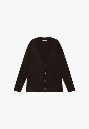 Cardigan marrone scuro a maniche lunghe con bottoni, polsini, orlo e collo a V a coste, posato disteso su uno sfondo bianco.