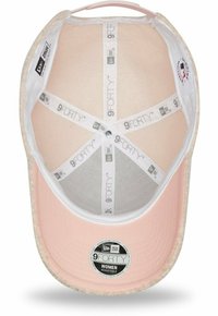 Verstellbare 9FORTY-Cap aus weichem rosa Stoff mit Mesh-Innenfutter, verfügt über einen runden Schirm und interne Markenetiketten für Komfort und Passform.