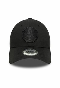Cappello regolabile nero con corona arrotondata, caratterizzato da una superficie testurizzata e un logo "PARIGI" in rilievo con la Torre Eiffel al centro.
