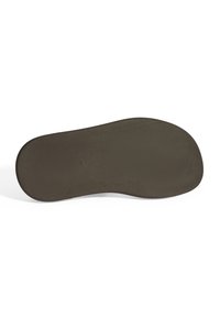 Semelle d'une chaussure, présentant une forme arrondie et plate d'une couleur vert foncé, avec une texture lisse et mate et peu de détails.