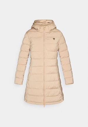 Giacca puffa di un beige chiaro con cappuccio. Presenta polsini a coste, chiusura frontale con zip e un logo triangolare sul lato sinistro del petto. Texture liscia.