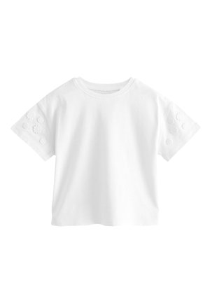 Wit T-shirt met korte mouwen, ronde hals en kleine geperste bloemmotieven op beide mouwen.