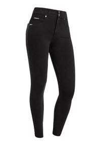 Jeans de mezclilla negros con un corte ajustado, que cuentan con cierre de botón y bolsillos. Incluyen detalles decorativos de metal y un sutil logo.