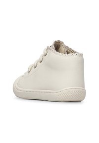 Leder Stiefelette in hellem Beige, ausgestattet mit runden Schnürsenkeln, dezenten Steppnähten, einer strukturierten Sohle und einem gewellten Kragenrand.