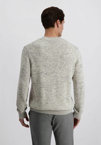 Lichtgrijze gebreide trui met een gestructureerd patroon, geribbelde manchetten en zoom, ronde halslijn en een losse pasvorm.