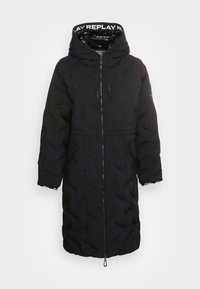 Černá prošívaná bunda s kapucí, která má přední zip, boční kapsy a logo na kapuci a manžetách. Texturovaný povrch.