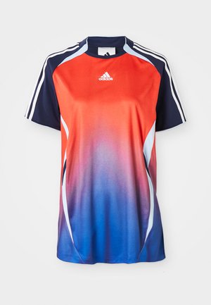 Adidas kortermet sportsskjorte med en gradient fra rød til blå, med marineblå detaljer og hvite striper langs skuldrene.