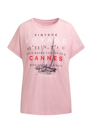Hellrosa Kurzarm-T-Shirt mit Segelboot-Grafik und Text, der eine Vintage-Reise, Cannes, Frankreich, und eine Windgeschwindigkeit von 33 Knoten erwähnt.