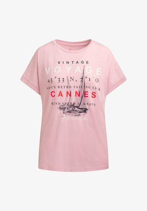 Hellrosa Kurzarm-T-Shirt mit Segelboot-Grafik und Text, der eine Vintage-Reise, Cannes, Frankreich, und eine Windgeschwindigkeit von 33 Knoten erwähnt.