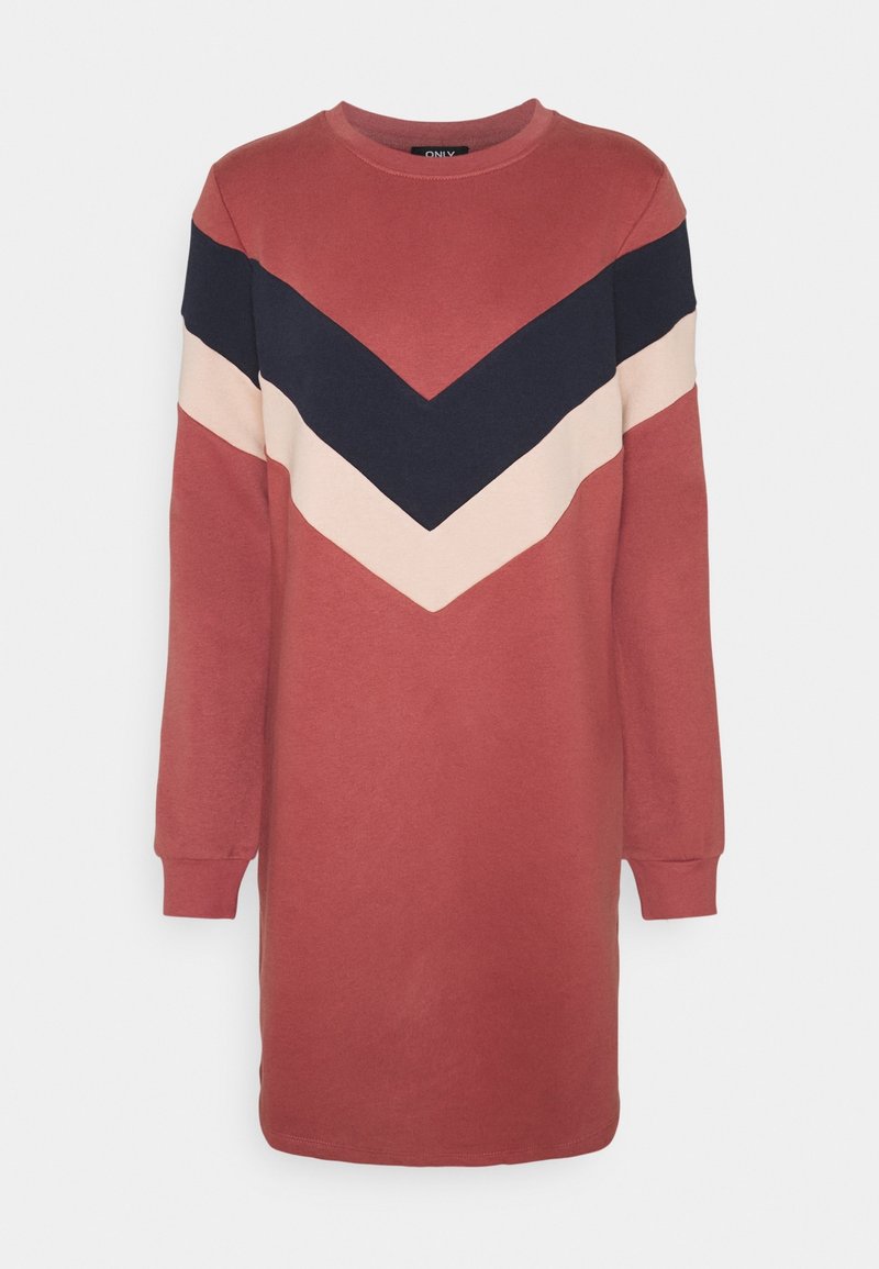 Robe à manches longues, col rond, rouge atténué avec des rayures en chevron bleu marine et rose clair sur la poitrine et les manches.