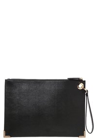Černá kožená taštička s texturovaným povrchem, pravoúhlým tvarem, zlatými kovovými doplňky a odnímatelným náramkem na zápěstí. Má detail v rozích.