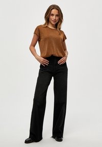 Minus MICARLINA KNIT TEE - Jednoduché tričko - walnut brown lurex