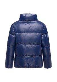 Granatowa kurtka puchowa z wysokim kołnierzem, pikowany wzór i błyszcząca faktura. Posiada długie rękawy i skrócony krój.