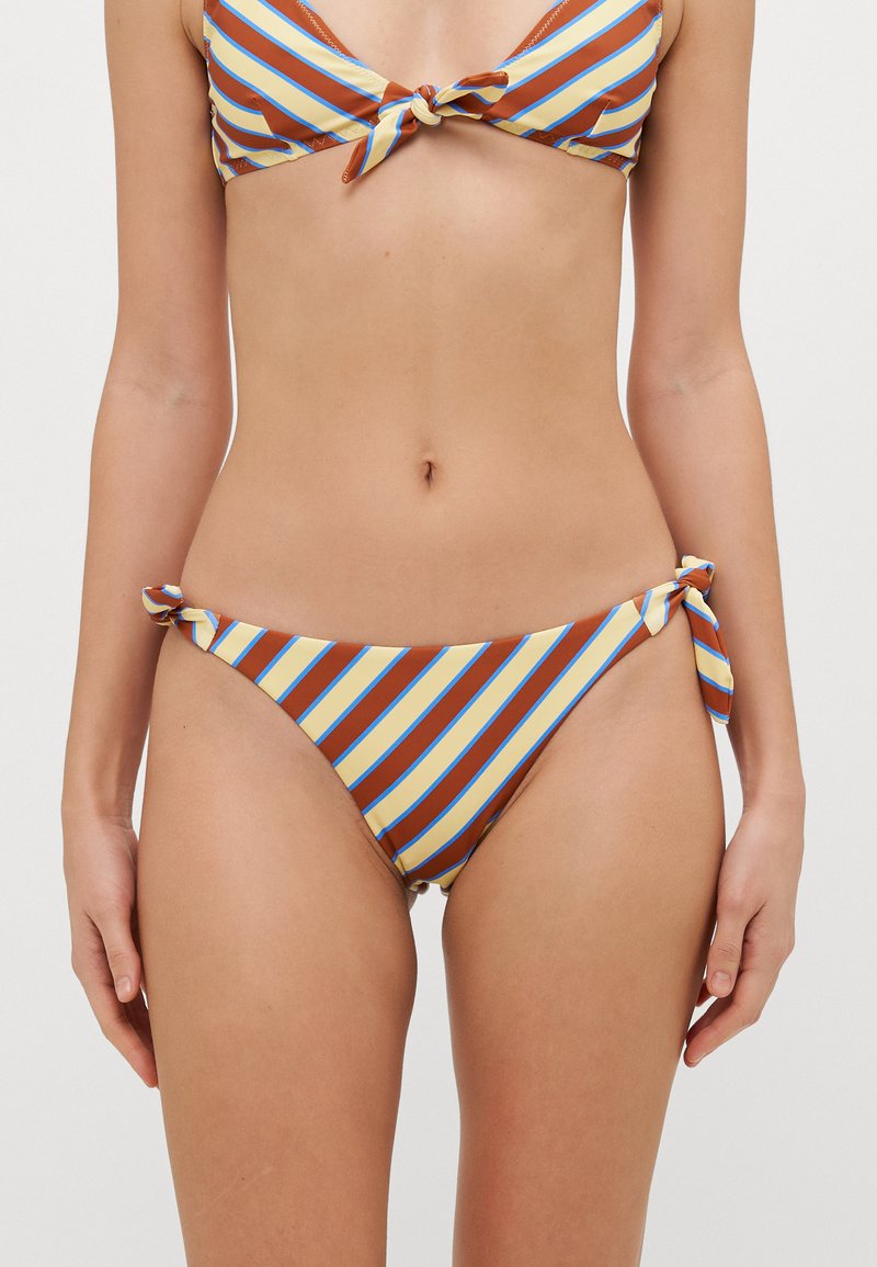 Stribet bikini med en knude-front-top; har vandrette striber i brun, gul og blå. Bunden har matchende knude-detaljer på siderne.