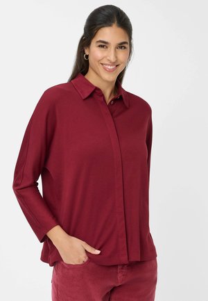 Camicia button-up bordeaux con colletto, maniche a tre quarti e vestibilità comoda. Tessuto morbido con orlo diritto e tasche laterali.