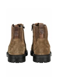 Hnědé nubukové kotníkové boty s textilním panelem, koženým poutkem na patě a robustní černou gumovou podrážkou.