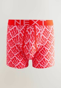 Czerwone bokserki w wzór z jasnoczerwonym elastycznym paskiem w logo "NEXT", wykonane z miękkiego materiału, idealnie przylegające do ciała.