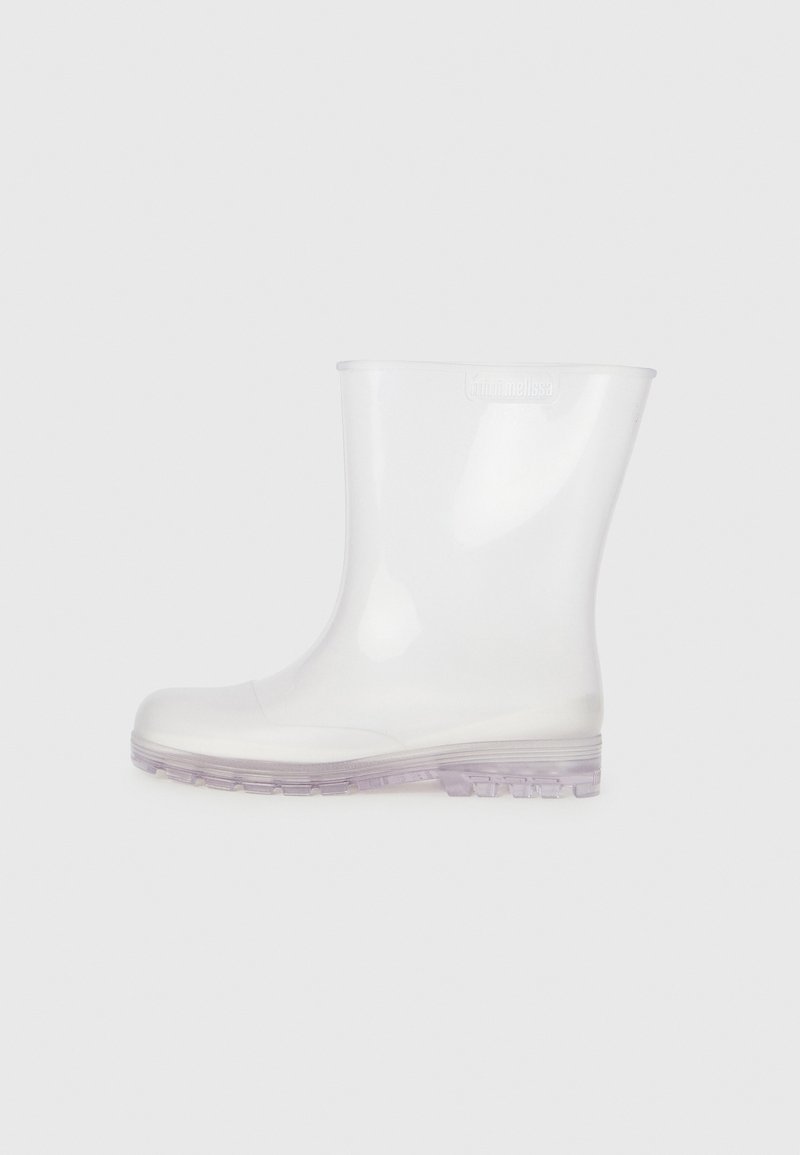 Bottes de pluie en caoutchouc transparent avec une finition lisse et brillante, un bout rond et une semelle translucide texturée. Design simple sans embellissements supplémentaires.