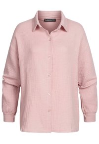 Camicia button-up rosa chiaro realizzata in un tessuto testurizzato e spiegazzato. Presenta maniche lunghe, un colletto e piccoli bottoni lungo il davanti.