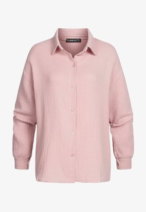 Camicia button-up rosa chiaro realizzata in un tessuto testurizzato e spiegazzato. Presenta maniche lunghe, un colletto e piccoli bottoni lungo il davanti.