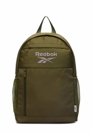Olivově zelený batoh Reebok s předním kapsou na zip, síťovanými bočními kapsami a horním madlem.