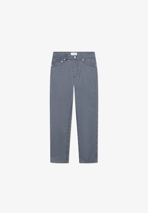 Jeans de rayas verticales en azul y blanco con un diseño de pierna recta, cinco bolsillos y cierre de botón en la cintura. Material de algodón.