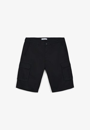 Pantaloni cargo neri di lunghezza media con chiusura a bottone, passanti per cintura, tasche laterali e tasche con pattina su entrambe le cosce.