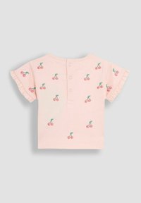 Lyserød kortærmet t-shirt med flæse detaljer og kirsebær broderi. Har en rund udskæring og knaplukning på ryggen.