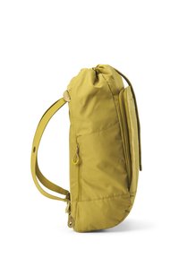 Gelbe Stoff-Rucksack mit Kordelzugverschluss, seitlicher Reißverschluss-Tasche, strukturiertem Finish und verstellbaren Trägern. Leicht und kompakt im Design.