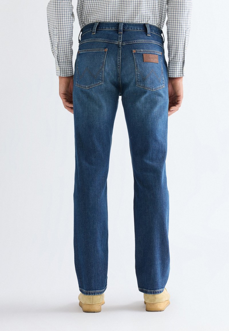 Jean Wrangler Pour Homme - Taille 38/39 - Longueur 36 - Couleur Marron/cuir Et Bleu Denim - Occasion Très Bon État