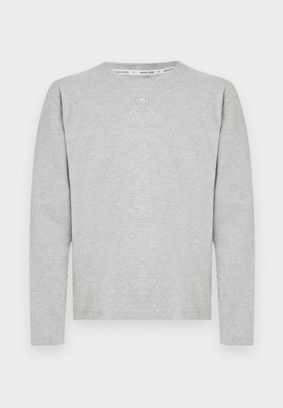 Sivé tričko s dlhým rukávom z mäkkej bavlny, s okrúhlym výstrihom a malým kruhovým logom na hornej časti chrbta.