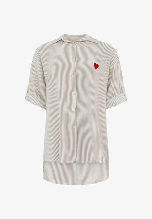Beige-weiß gestreiftes Hemd mit Knopfleiste, kurzen aufgerollten Ärmeln und einem kleinen roten Herz auf der linken Brust.