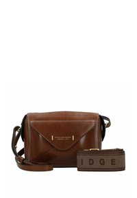 Braune Leder-Crossbody-Tasche mit goldfarbener Hardware, einem Klappenverschluss vorne und einem abnehmbaren, geflochtenen Gurt mit "BRIDGE"-Aufschrift.