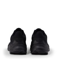 Schwarze Sportschuhe mit Obermaterial aus Netzgewebe, strukturiertem Fersenbereich und Gummisohle. Verfügt über reflektierende Akzente und ein gepolstertes Design für Unterstützung.