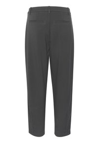 Pantalon gris sur mesure à coupe droite, avec une taille ceinturée, des poches arrière, et une texture de tissu lisse. Longueur raccourcie sans ornements.