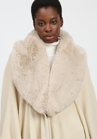 INFLUENCER POMPOM - Cape - beige