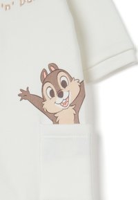 Weißes Kurzarmhemd mit grafischem Design eines Cartoon-Eichhörnchens. Der Stoff ist glatt und verfügt über eine Taschenapplikation an der Seite.