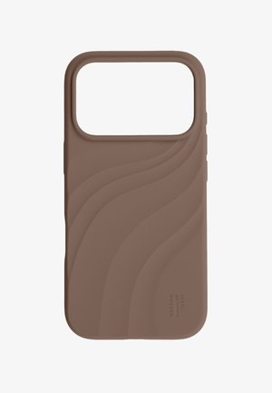 Coque de téléphone en silicone marron avec un motif texturé ondulé et une grande découpe pour l'appareil photo, marquée avec le texte "Ideal of Sweden".