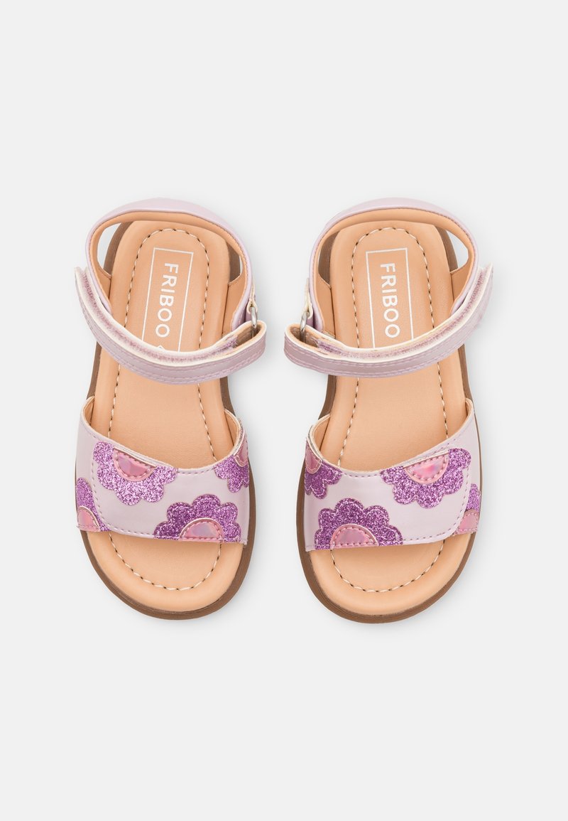 Sandales ouvertes pour enfants avec des motifs de fleurs pailletées roses et violettes, des brides réglables à la cheville et des semelles intérieures rembourrées beige.