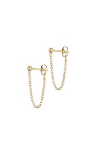 Gli orecchini a catena d'oro presentano un design a catena elegante con chiusure a perno sicure e piccole gemme decorative, combinando eleganza con uno stile moderno.