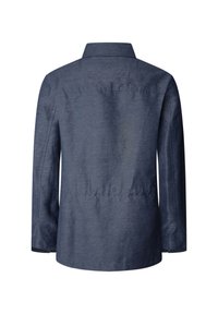 Ciemnoniebieska koszula z długim rękawem, uszyta z teksturowanej tkaniny, z klasycznym kołnierzykiem i prostym krojem z widocznymi detalami szycia.