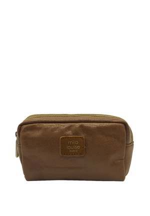 Pochette cosmétique en cuir marron avec fermeture éclair, présentant une surface texturée et un patch logo de la marque sur le devant. Forme rectangulaire compacte.